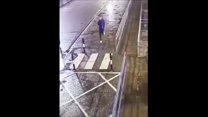 Ce joggeur matinal va prendre la gamelle de sa vie... Chaine invisible