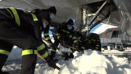 Download Video: La UME retira nieve en el Aeropuerto de Madrid tras el paso de 'Filomena'