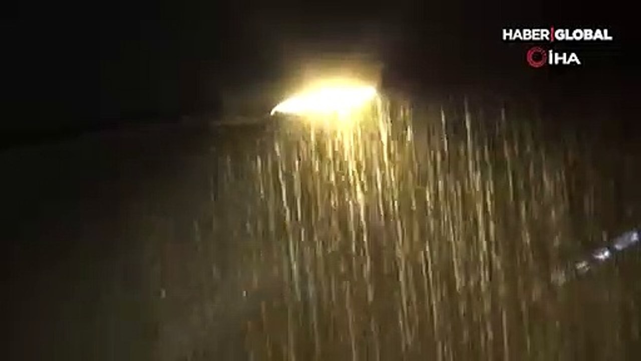 Meteoroloji turuncu kodla uyarmıştı! Bir anda bastıran sağanak yolları göle çevirdi