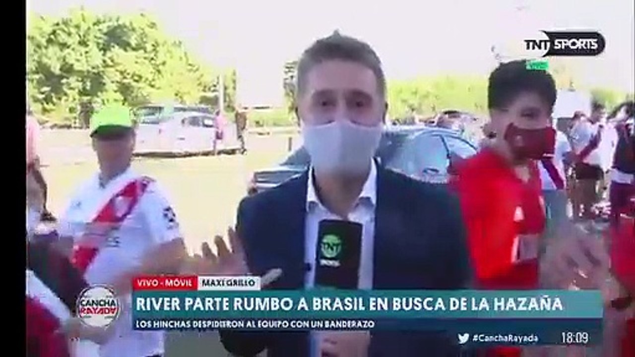 Le robaron el celular en vivo mientras cubría la salida de River