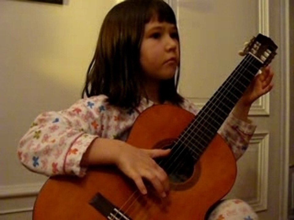 Jeanne à la guitare pour "Doucement, les basses ..."