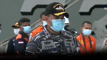 KRI Tenggiri Serahkan 4 Kantong Bagian Tubuh Korban dan 1 Kantong Serpihan Pesawat ke Basarnas
