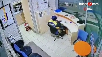 Kadın görevlinin arkasından yaklaştı, paraları alıp kaçtı