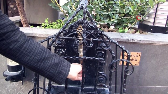 Üsküdar’da garip çeşme görenleri hayrete düşürdü