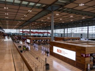 Download Video: Gefährlicher Flughafen: BER-Mitarbeiter durch Stromschläge verletzt