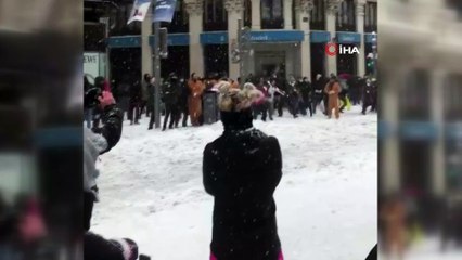 Download Video: - İspanyollar yoğun kar yağışını eğlenceye çevirdi- Aracın arkasına bağladığı halatla kayak yaptı