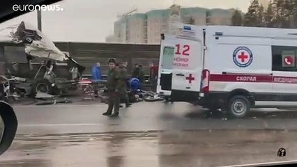 Orosz katonai konvojba rohant egy teherautó