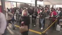 Un incendio en la línea de metro de México provoca aglomeraciones en el transporte público en ple