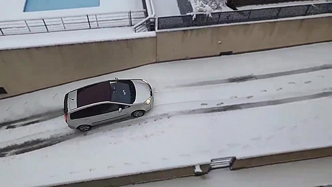 Un automobiliste tente de sortir de son garage sans les bons pneus