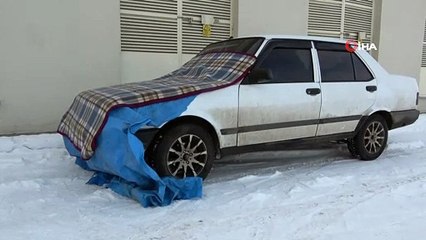 Ağrı'da soğuk havada banklar buz tuttu