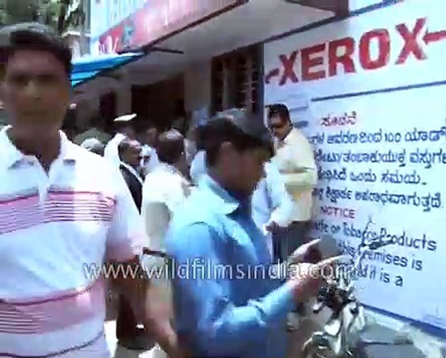Leopard enters school in India and causes panic