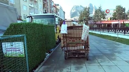 Kağıt toplayarak 3 çocuğunu okutuyor