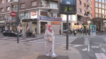Guantes, gorros y bufandas imprescindibles para llevar una mañana gélida en Valencia