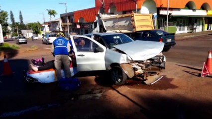 Strada e Palio se envolvem em colisão na Rua Cuiabá com a Rua Pio XII