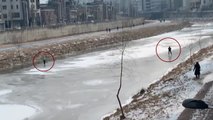 [영상] 한파에 강원도 춘천 도심 하천 꽁꽁...스케이트 타는 시민도 / YTN