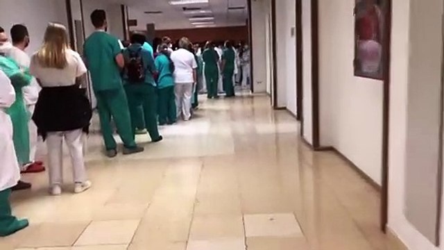 Sanitarios del 12 de Octubre esperando a ser vacunados