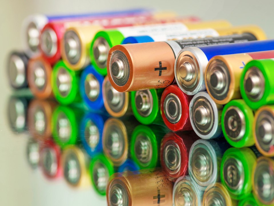 Noch voll? So testest du Batterien ohne Messgerät