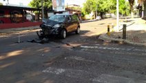 Carros se envolvem em colisão no cruzamento das Ruas Manoel Ribas e Paraná