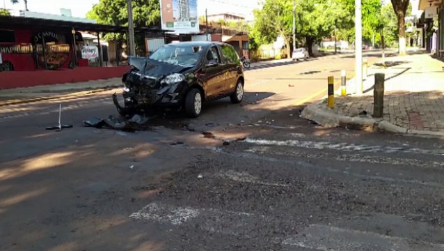 Carros se envolvem em colisão no cruzamento das Ruas Manoel Ribas e Paraná