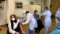 Extremadura vacuna a los dos primeros médicos de urgencias