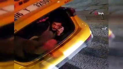 Ceza yememek için taksinin bagajında yolculuk yaparken polislere yakalandı