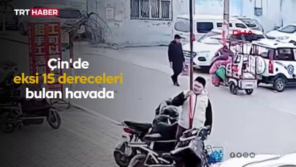 Çin’de bir gencin dili direğe yapıştı