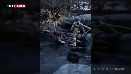 Mehmetçik, kendilerine eşlik eden köpeği omzunda taşıdı