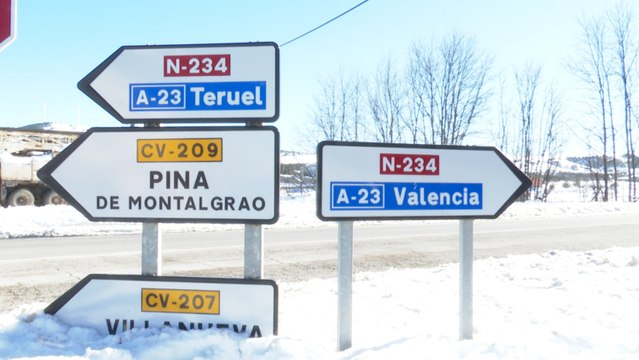 Barracas (Castellón) hace frente al hielo que deja el temporal de nieve