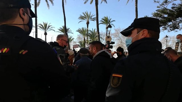 Manifestantes llaman a concentrarse ante el Parlament