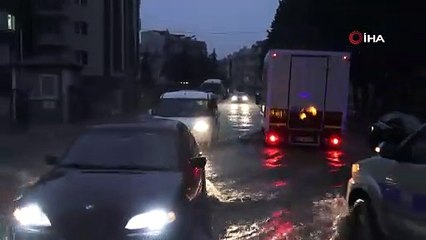 Çanakkale'de hava bir anda karardı, sokakları göle döndü