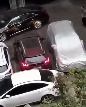 Cette voiture a foncé sur le véhicule qui a bloqué son chemin pour sortir d’un parking