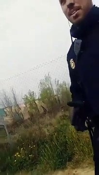 ¿De qué van estos policías? Agreden a una mujer y le destrozan el móvil