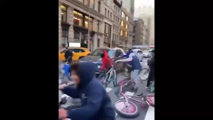 Des jeunes cyclistes se vengent d'un conducteur en saccageant sa BMW (New York)