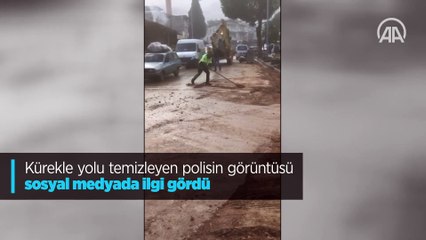 Kürekle yolu temizleyen polisin görüntüsü sosyal medyada ilgi gördü