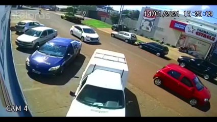 Vídeo mostra motociclista fugindo após provocar colisão traseira