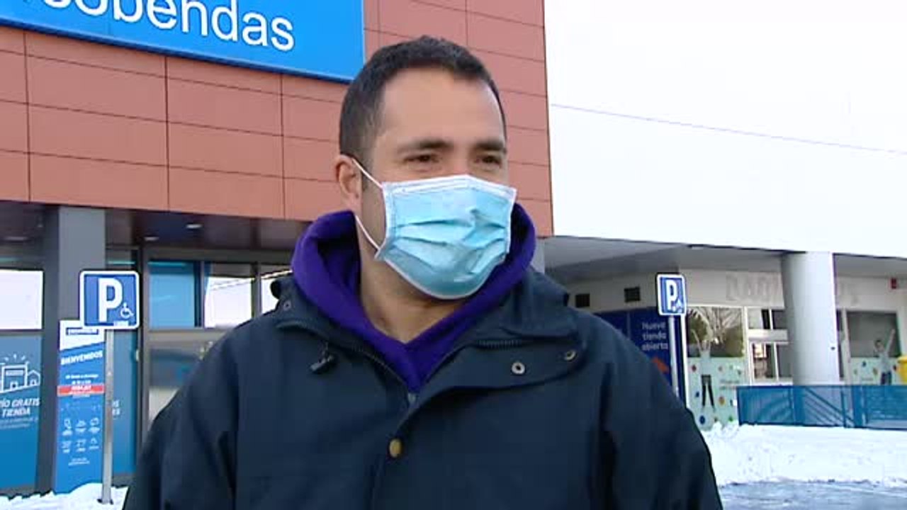 Los ciudadanos se preparan para combatir a la nieve tras el paso de Filomena