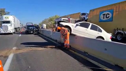 Choca y termina sobre muro de contención en La Costera