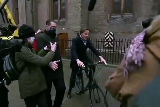 Kaçınılmaz son ; Hollanda'da hükûmet istifa etti, Başbakan Rutte bisikletiyle istifasını vermeye gitti