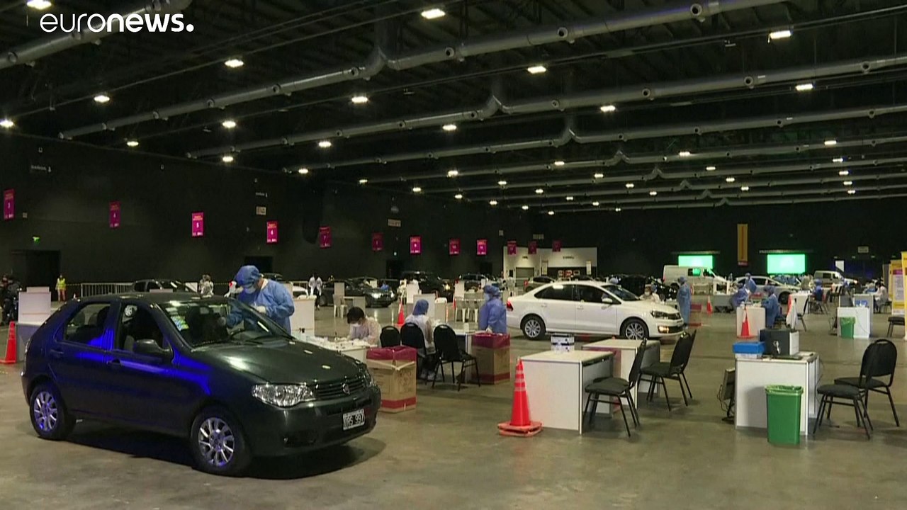 In Buenos Aires werden Autofahrer in einer 'Drive-Through'-Station auf Corona getestet