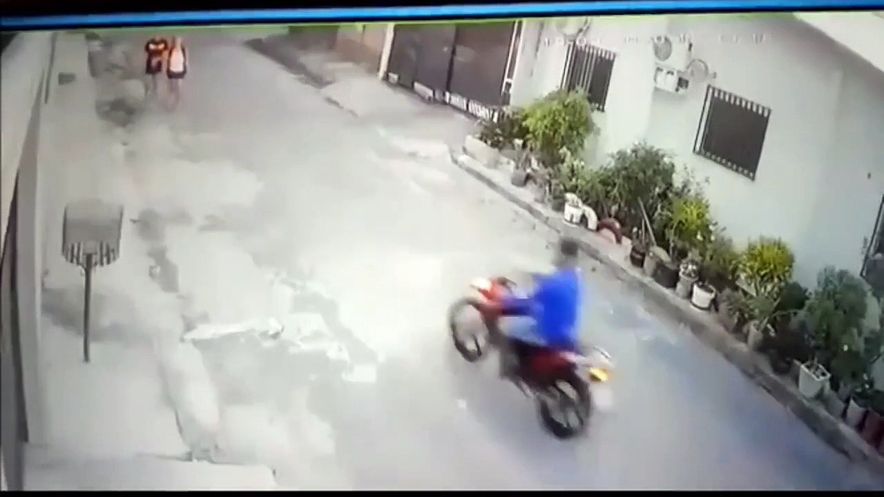 Cet ado protège sa mère contre un voleur à moto et va avoir un réflexe incroyable