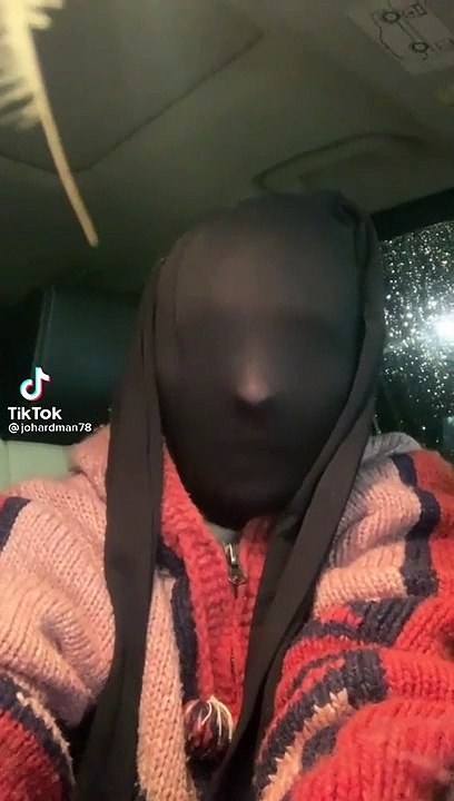 Elle essaie d'entrer dans un supermarché avec un collant sur la tête !