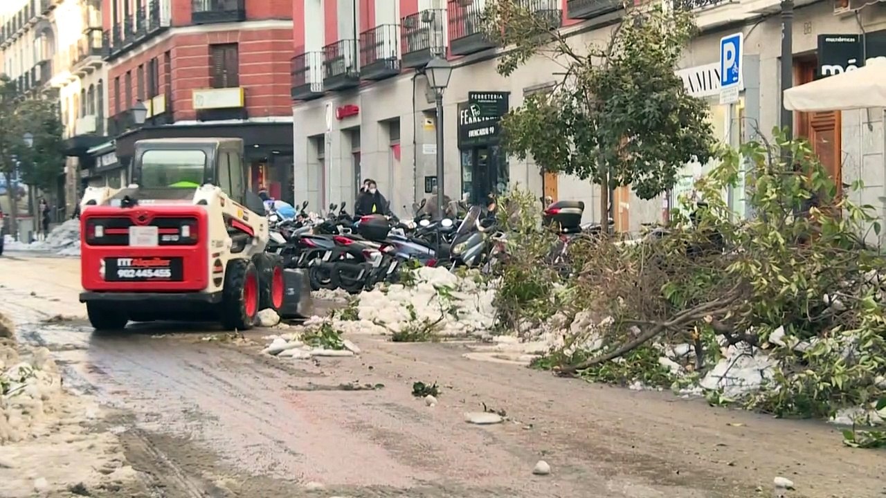 Recuperação lenta após nevasca histórica