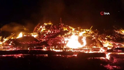 Alevlere teslim olan ahşap ev kül oldu