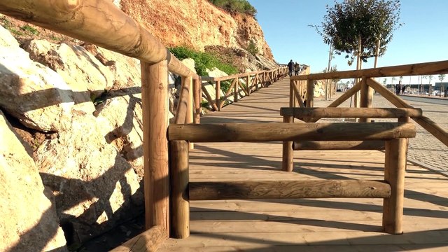 El presidente de la Junta inaugura las obras del contradique del puerto de Conil (Cádiz)