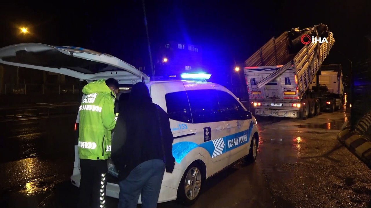 D100’de damperi açılan tırın dorsesi üst geçide çarptı