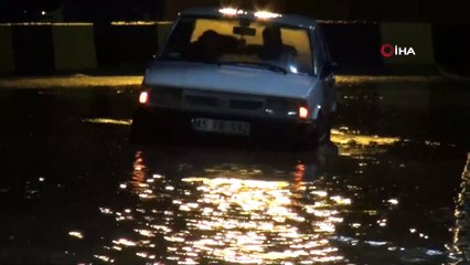 Manisa’da sağanak yağış cadde ve sokakları göle çevirdi