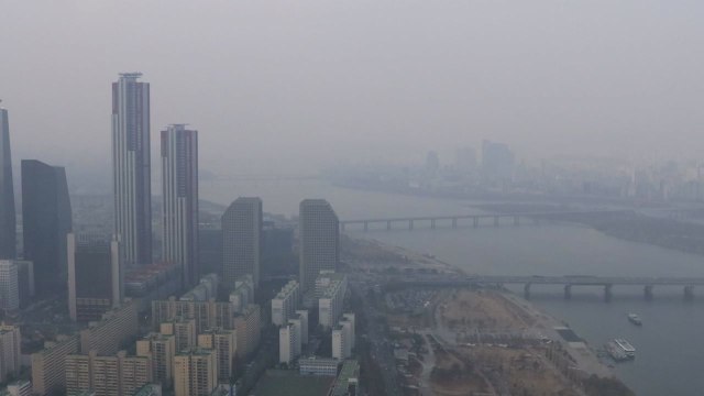 한파 물러나자 황사에 스모그까지...영동 산불 비상 / YTN