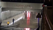 İzmir'i Sağanak Vurdu: Araçlar Sürüklendi, Birçok Evi Su Bastı