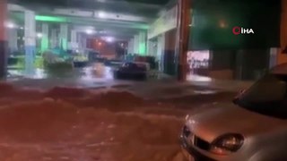 İzmir Sele Teslim Oldu, Suya Düşen Kuryenin Yardımına Mahalleli Yetişti