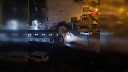 İzmir'de etkili sağanak sele neden oldu